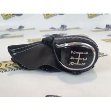 Ручка КПП Лада Веста с юбкой, обтянутая кожей (белая нить)