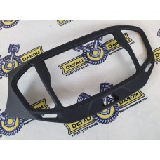 Накладка консоли панели приборов для Лада Веста обтянута кожей.