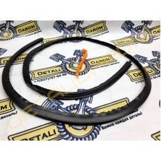 Уплотнитель между лобовым стеклом и панелью универсальный